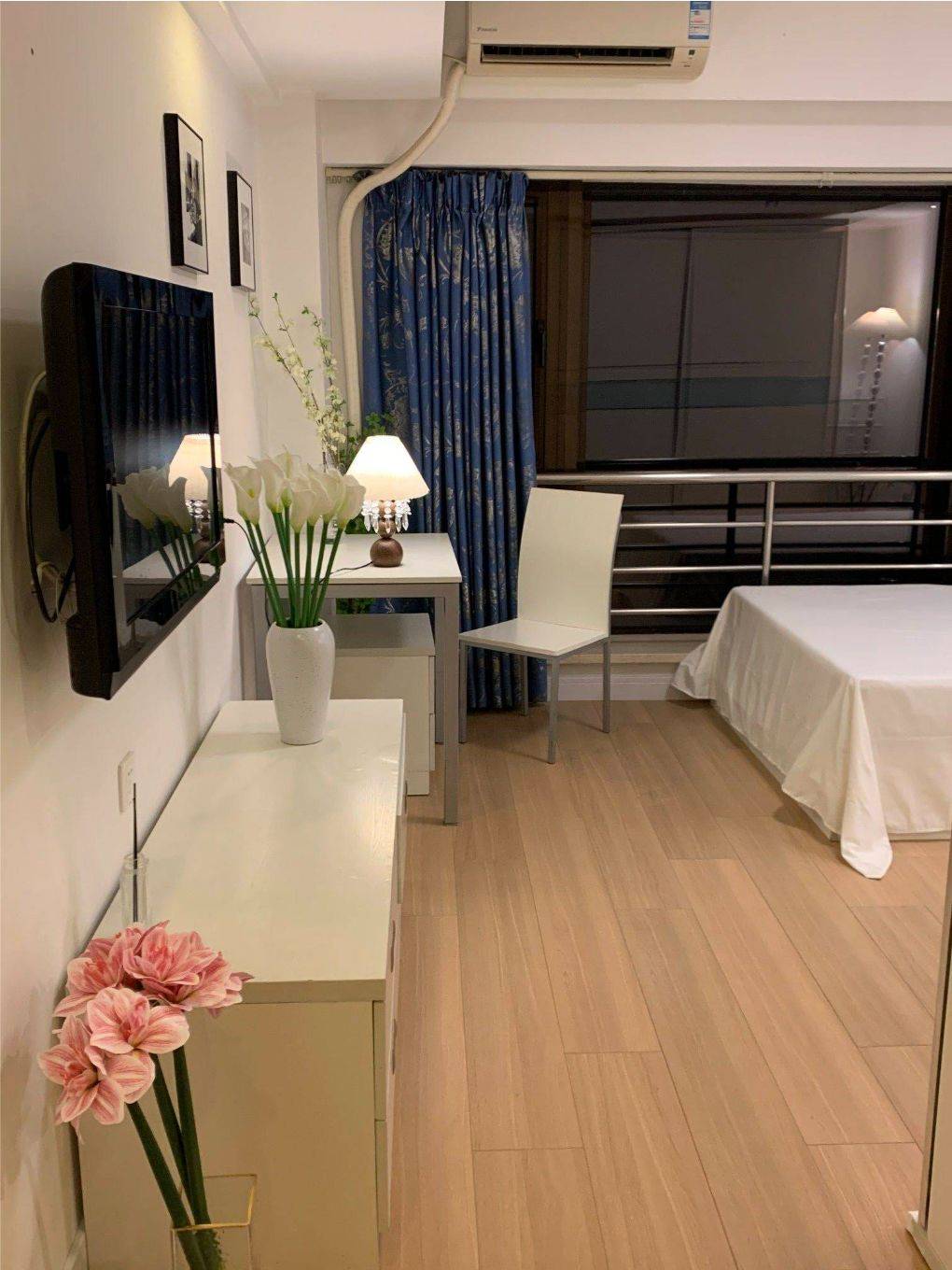Shanghai-Jing‘An-🏠,市中心,睡眠环境安静,树景房,配有投影,地铁口,人民广场3站路,超大落地窗,No Gender Limit