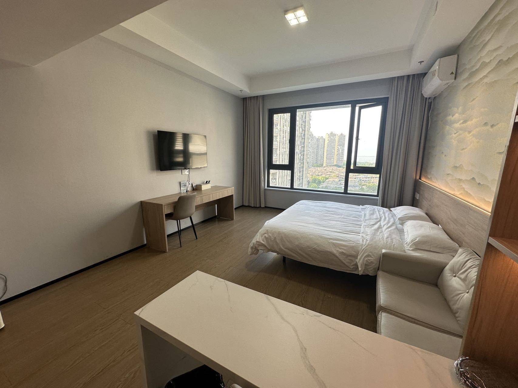 Cozy Home | Clean&Comfy | No Gender Limit | Hustle & Bustle | “Friends” | Chilled | LGBTQ Friendly | Pet Friendly