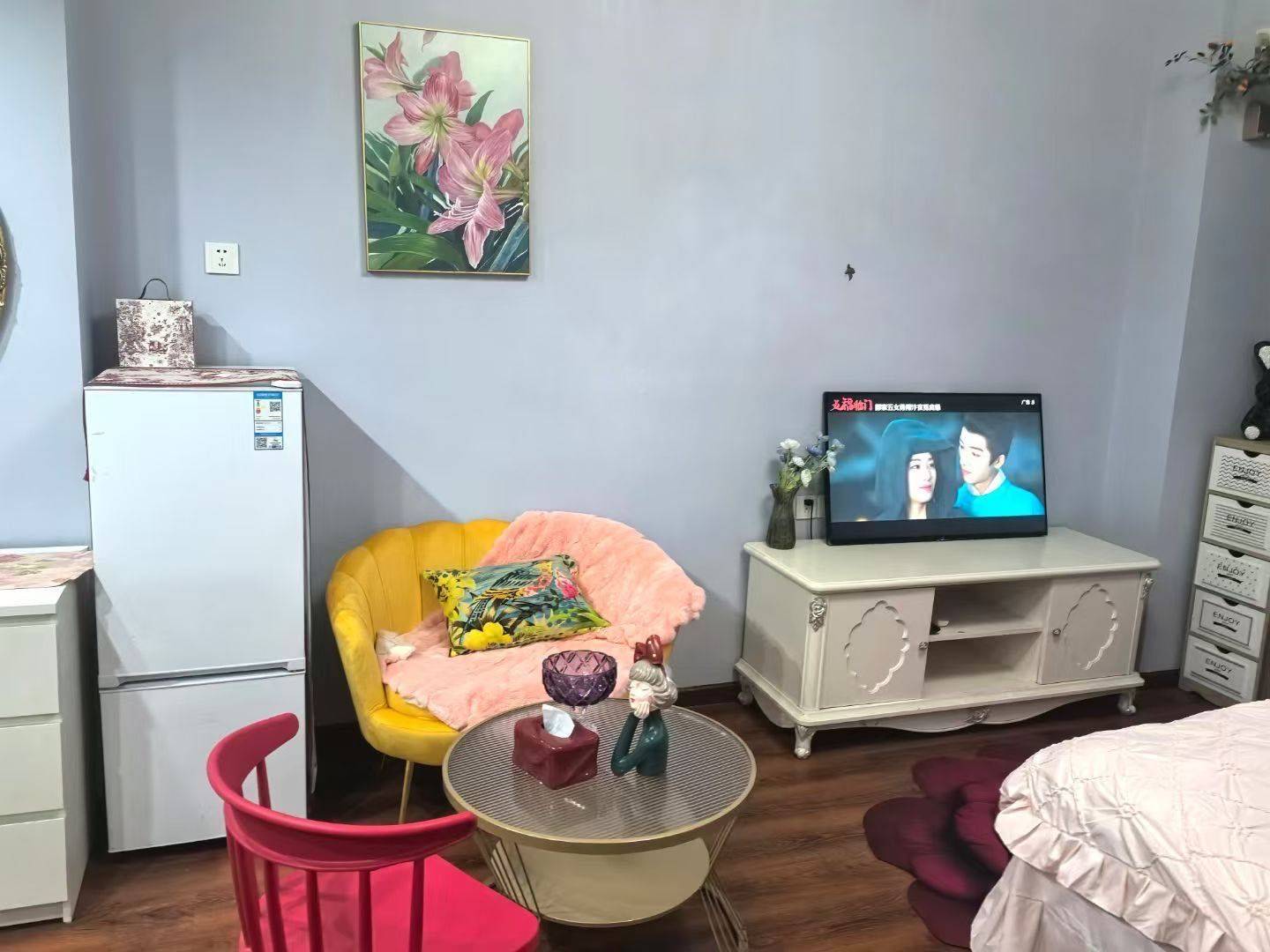 Cozy Home | Clean&Comfy | No Gender Limit | Hustle & Bustle | “Friends” | Chilled