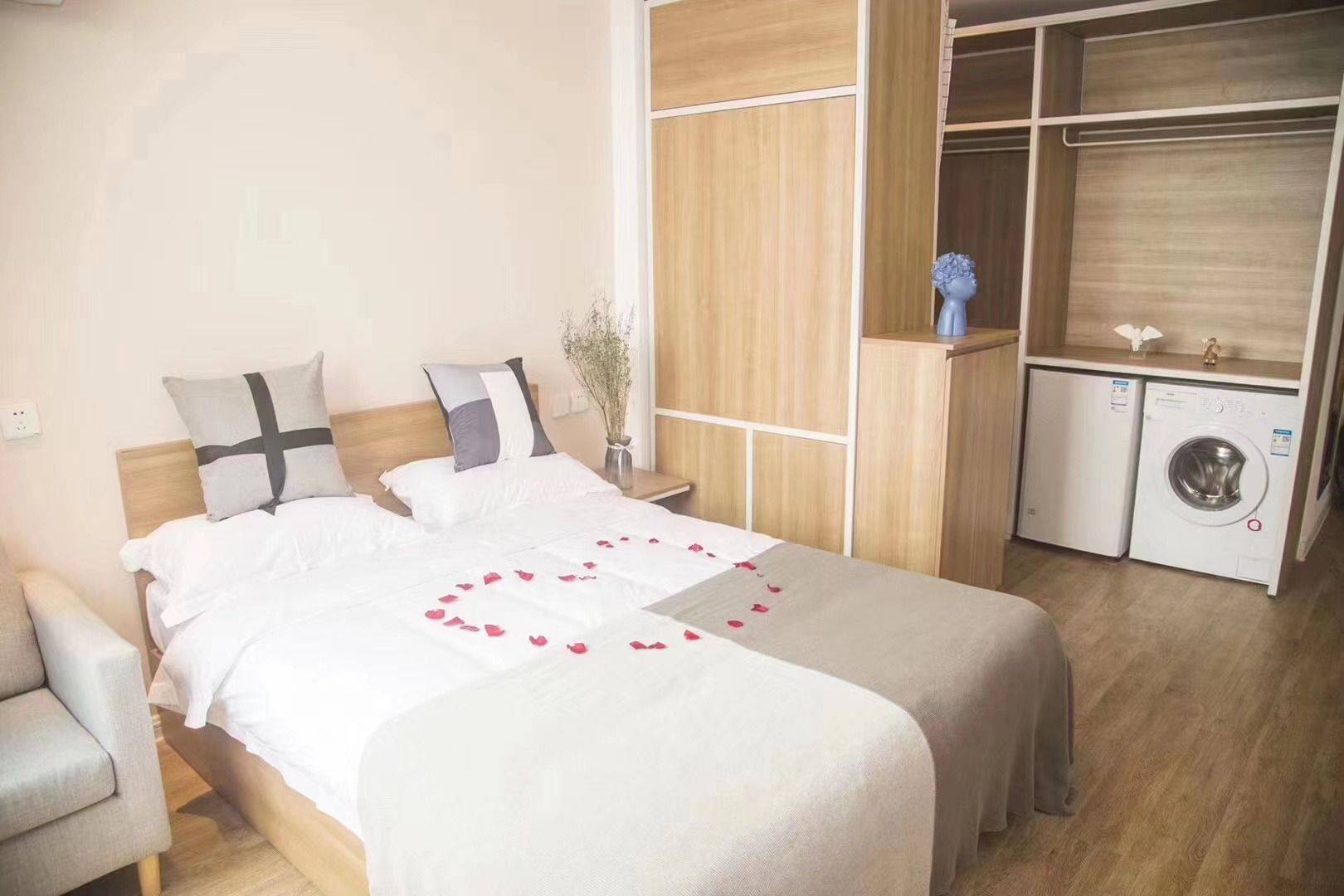 Cozy Home | Clean&Comfy | No Gender Limit | Hustle & Bustle | “Friends”
