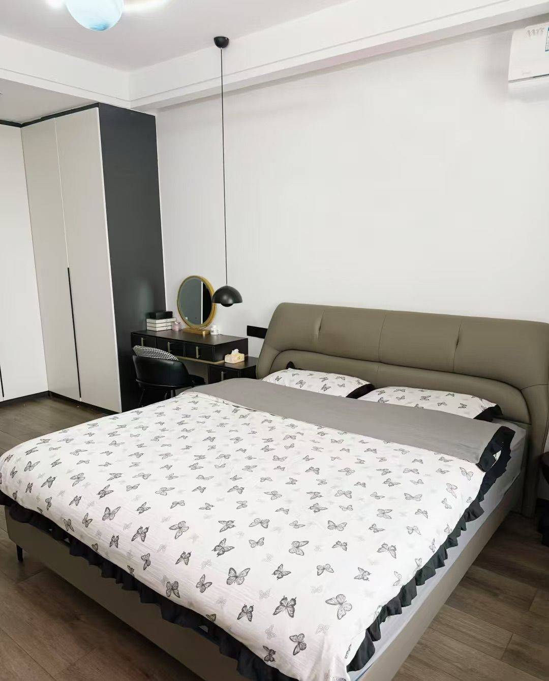 Cozy Home | Clean&Comfy | No Gender Limit | Hustle & Bustle | “Friends” | Chilled | LGBTQ Friendly | Pet Friendly