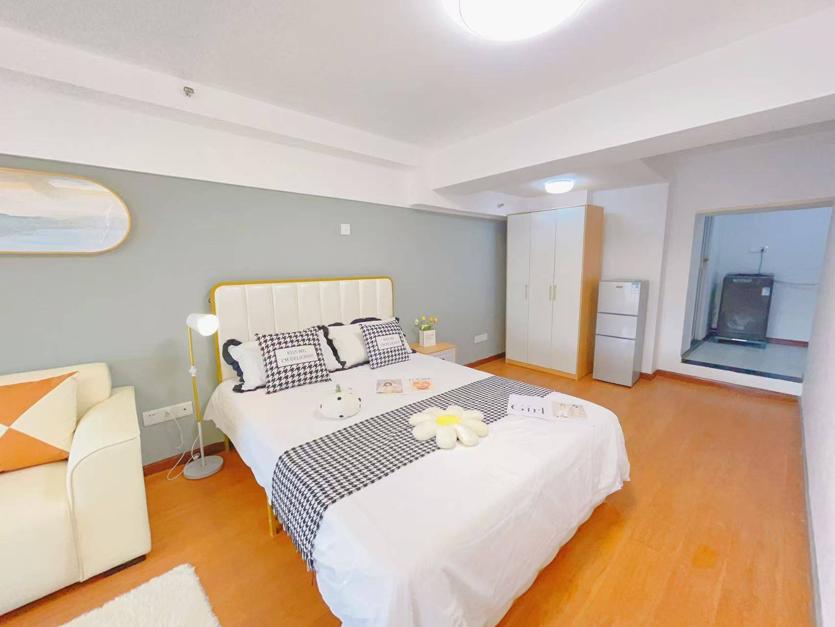 Wuhan-Hongshan-Cozy Home,Clean&Comfy,No Gender Limit,Hustle & Bustle