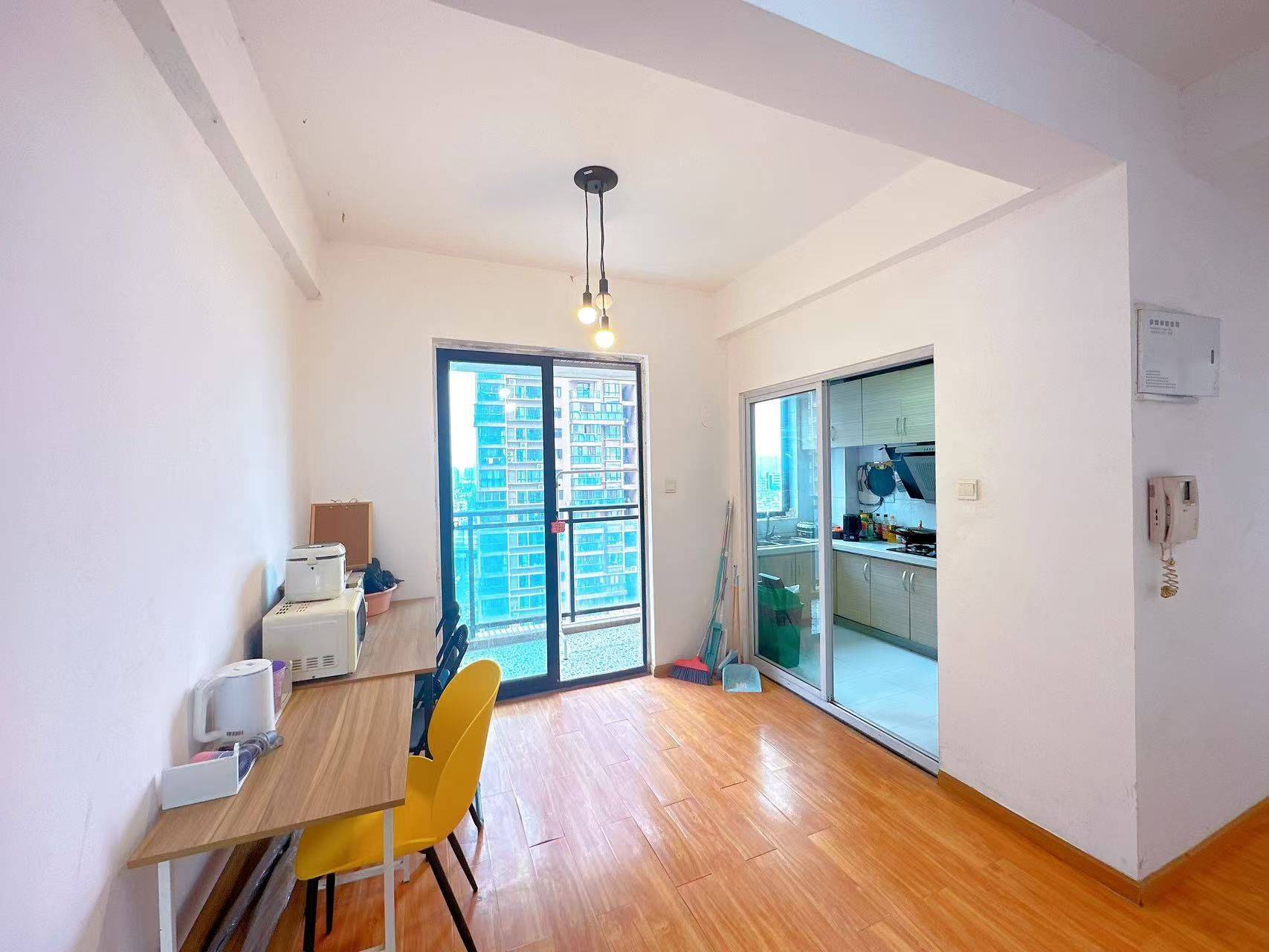 Wuhan-Hongshan-Cozy Home,Clean&Comfy,No Gender Limit,Hustle & Bustle