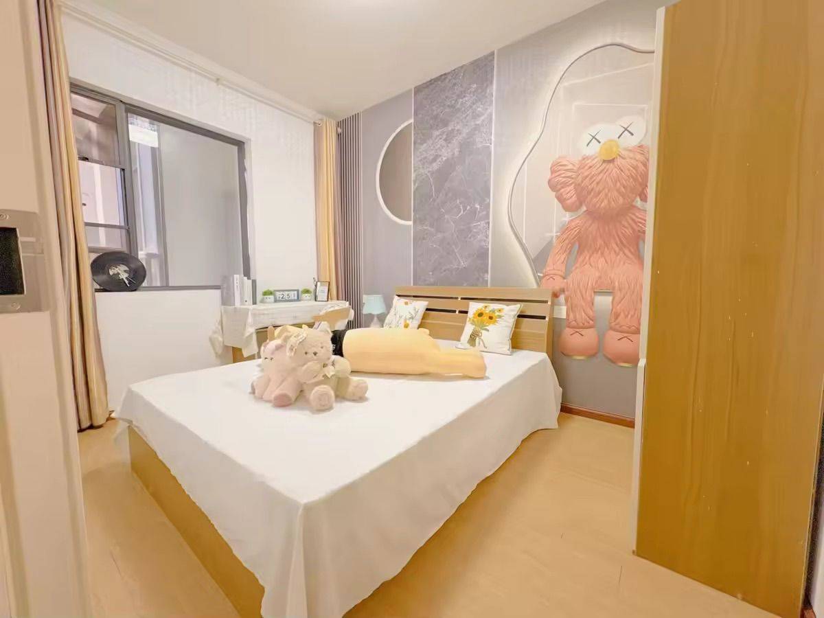 Cozy Home | Clean&Comfy | No Gender Limit | Hustle & Bustle | “Friends” | Chilled | LGBTQ Friendly