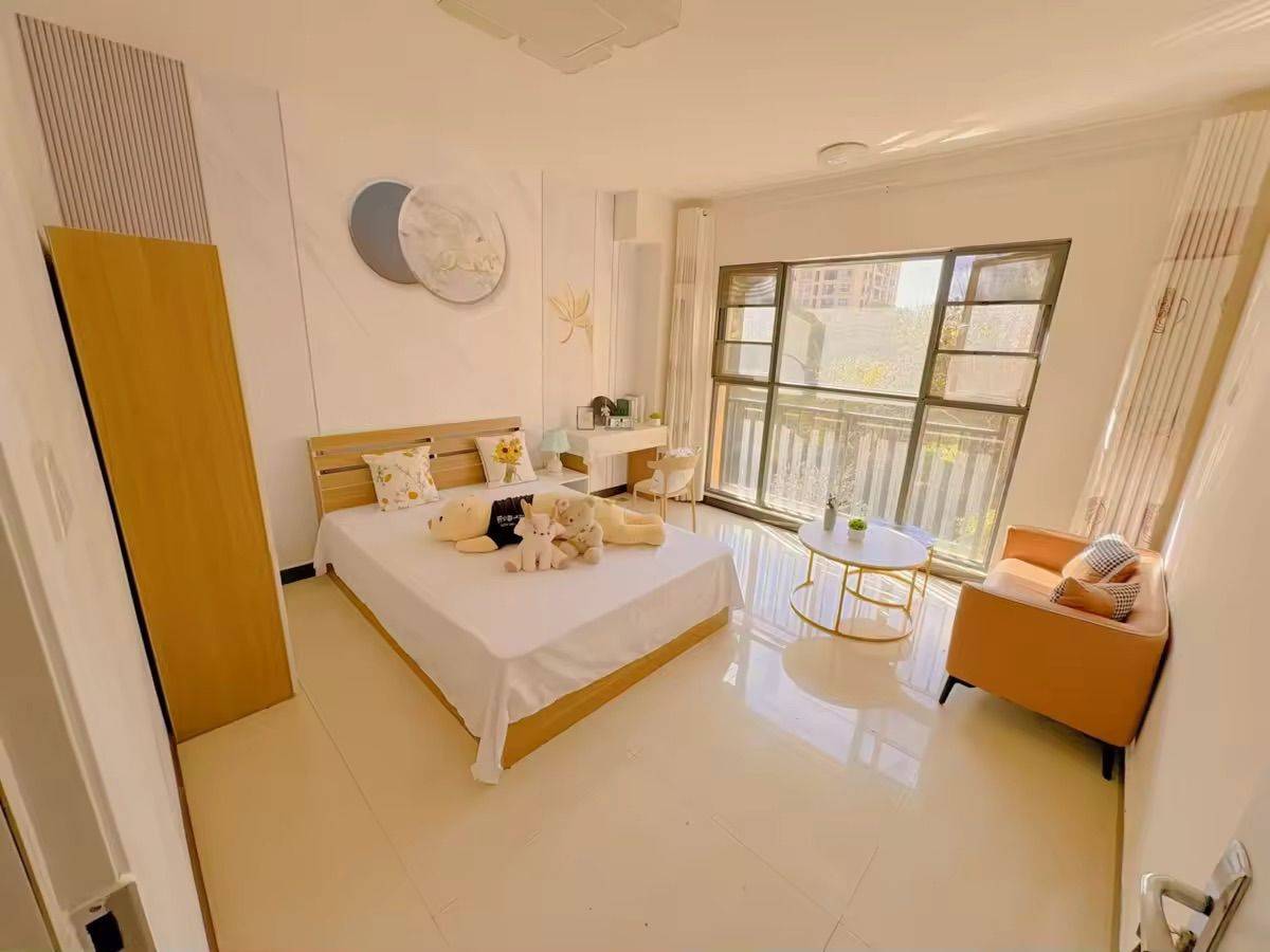 Cozy Home | Clean&Comfy | No Gender Limit | Hustle & Bustle | “Friends” | Chilled | LGBTQ Friendly