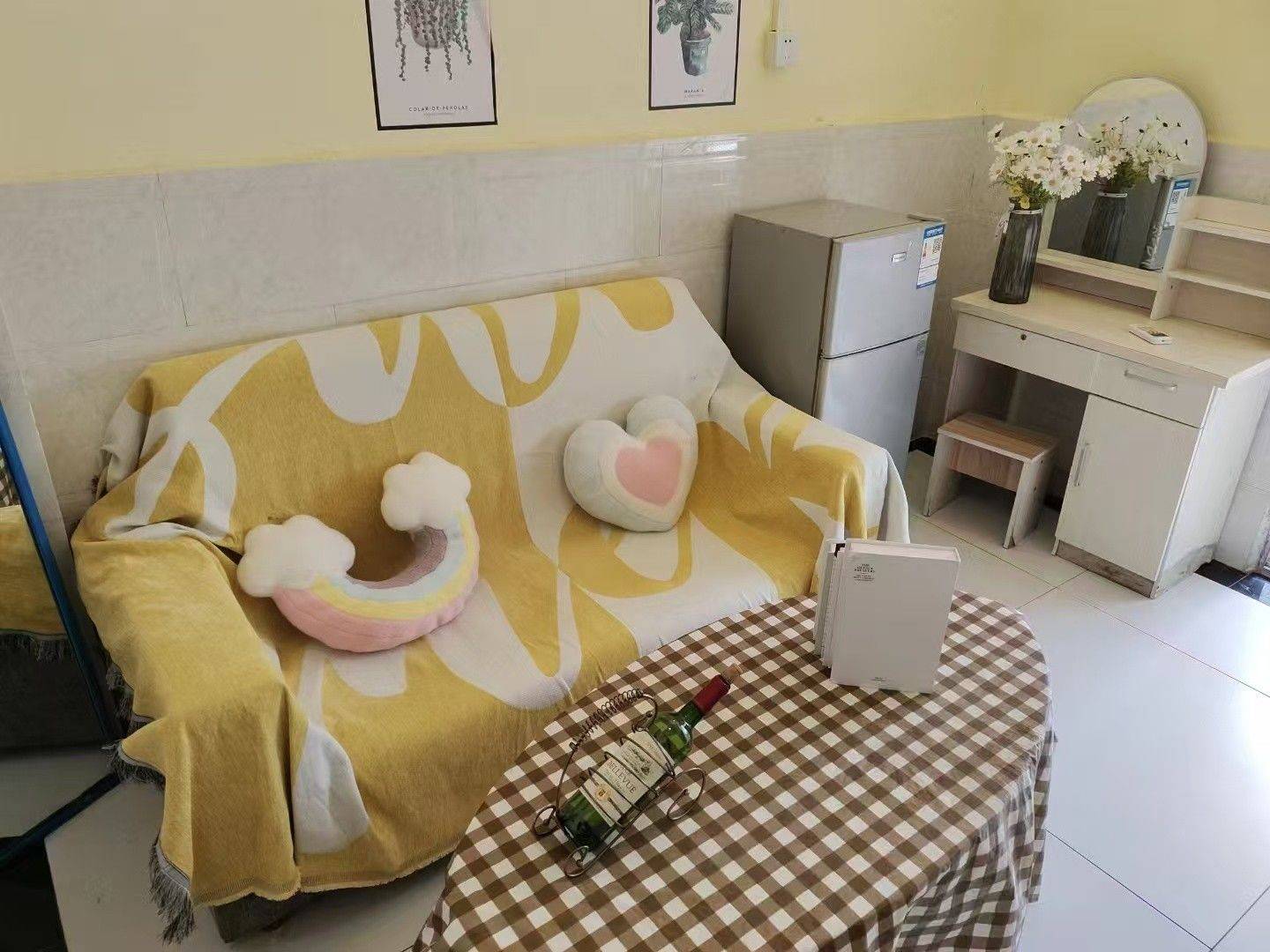 Cozy Home | No Gender Limit | Hustle & Bustle | “Friends” | Chilled | LGBTQ Friendly | Pet Friendly