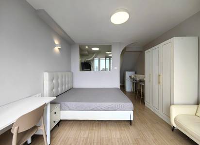 Cozy Home | Clean&Comfy | No Gender Limit | Hustle & Bustle | “Friends” | Chilled | LGBTQ Friendly | Pet Friendly