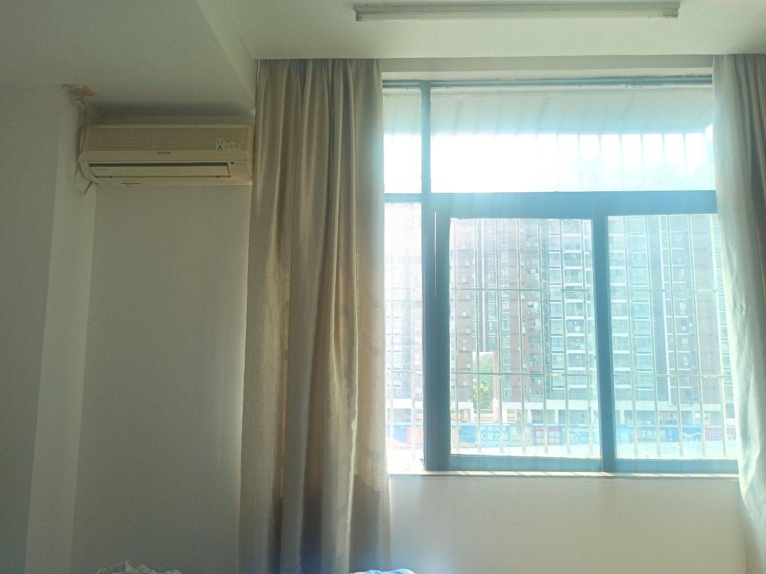 深圳-龙岗-无其他费用,离地铁站近上下班方便,阳光满屋的感觉太好了,采光好单间,随时入住,通风采光好