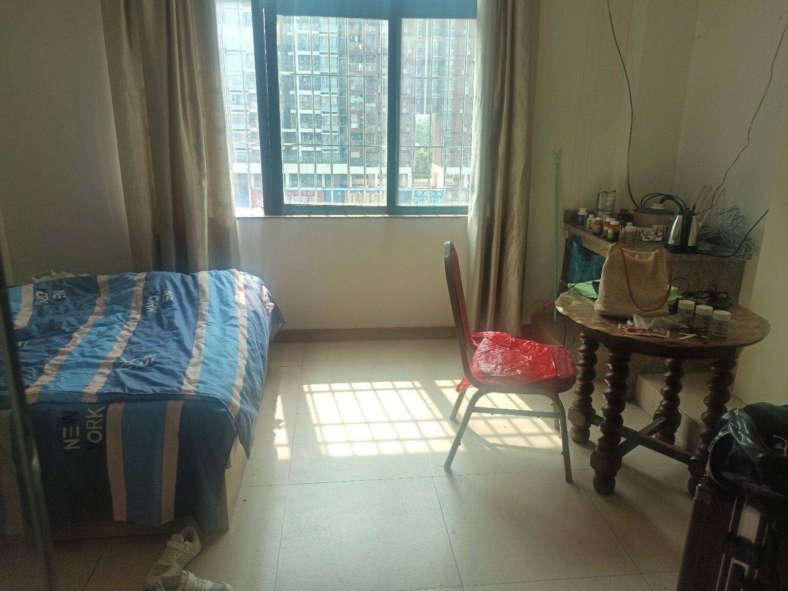 深圳-龙岗-无其他费用,离地铁站近上下班方便,阳光满屋的感觉太好了,采光好单间,随时入住,通风采光好