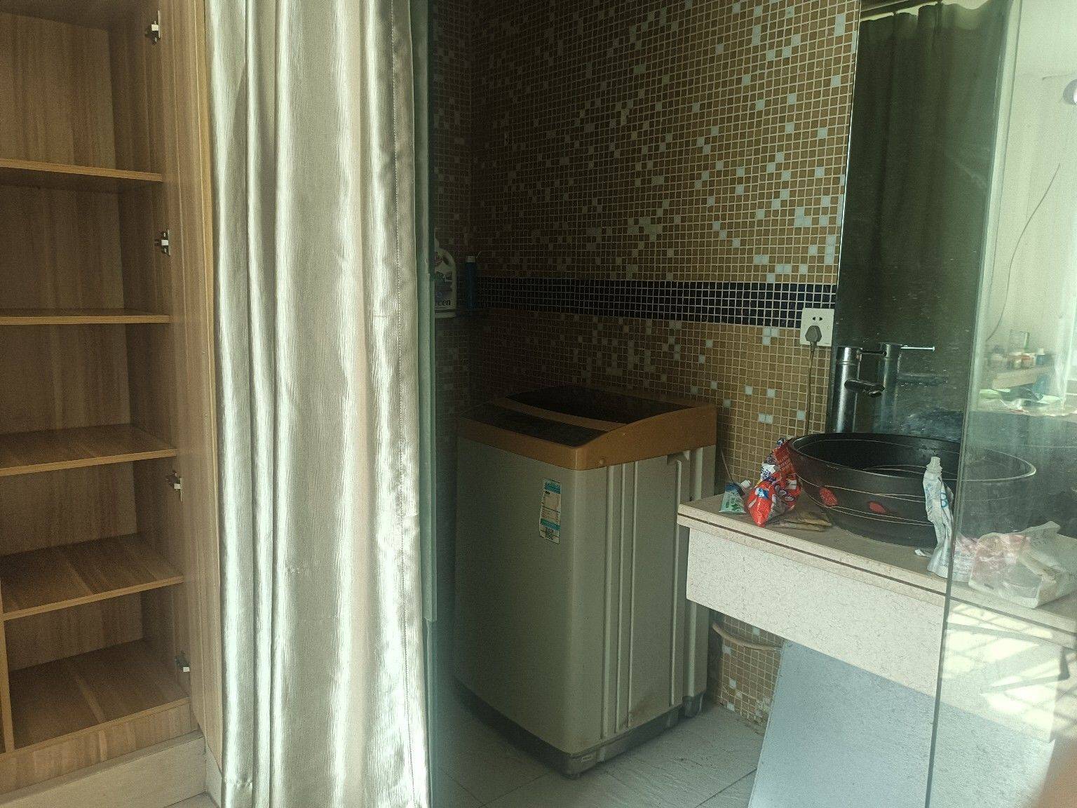 深圳-龙岗-无其他费用,离地铁站近上下班方便,阳光满屋的感觉太好了,采光好单间,随时入住,通风采光好