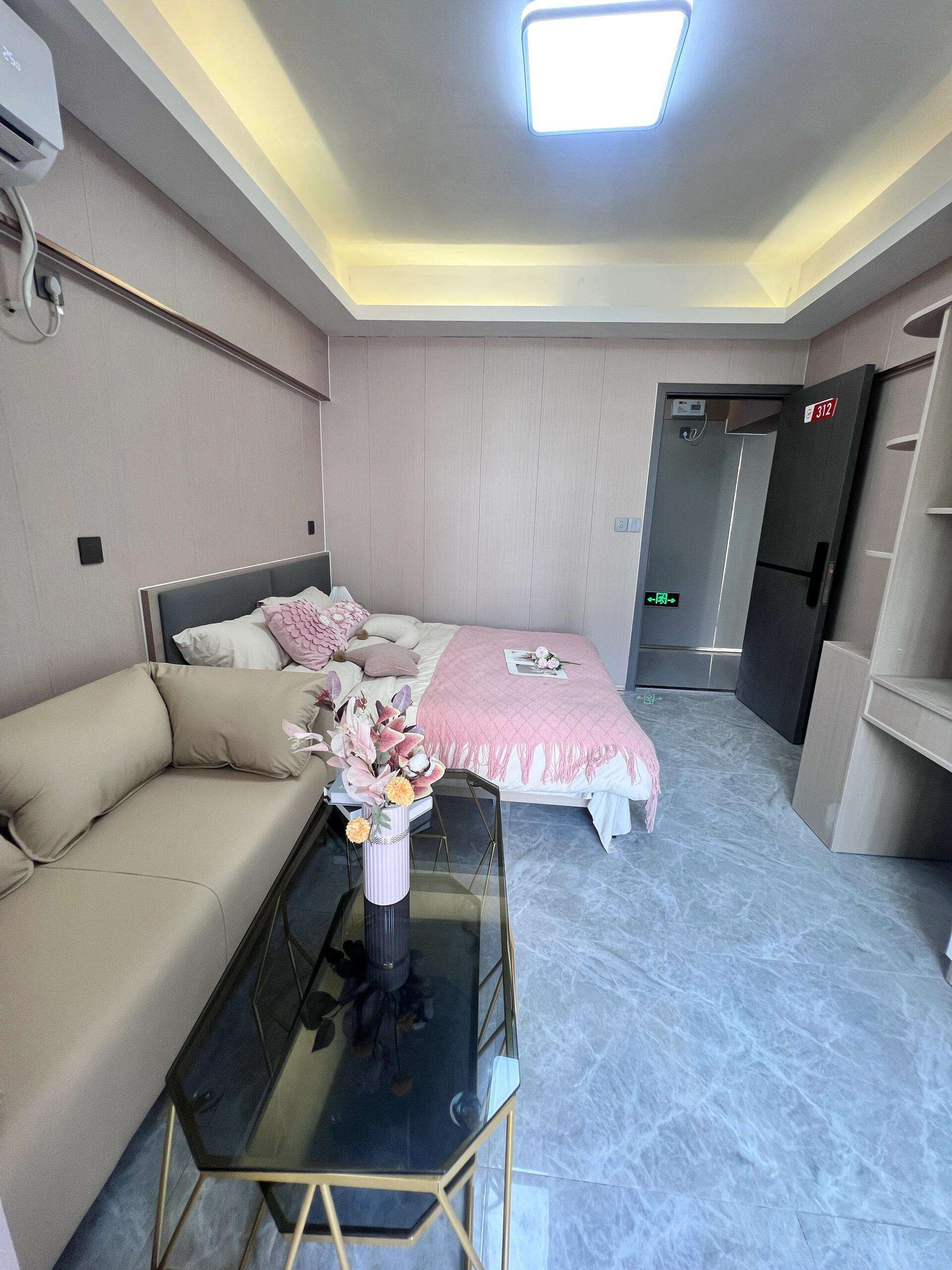 Shenzhen-Longgang-Cozy Home,Clean&Comfy,No Gender Limit,Hustle & Bustle,“Friends”,Chilled,LGBTQ Friendly,Pet Friendly