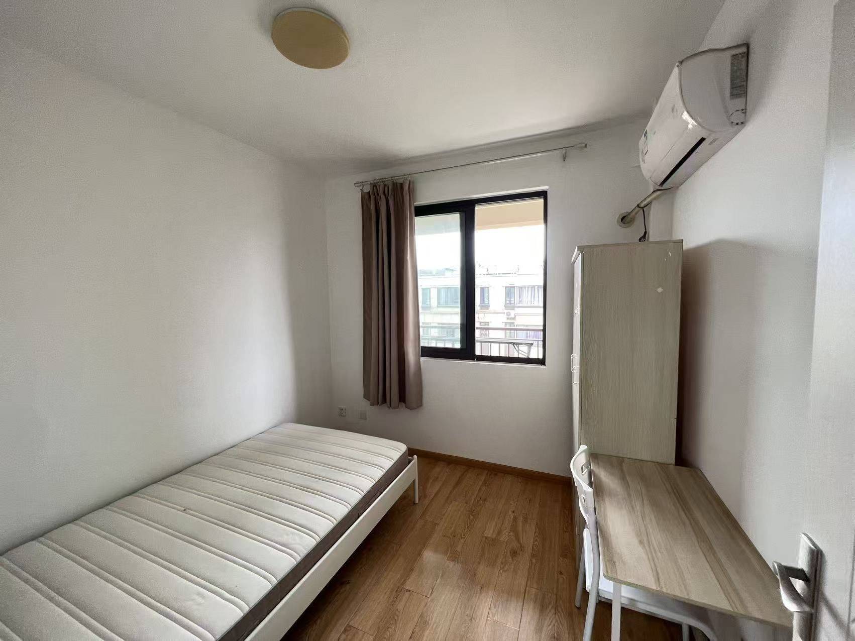 Nanjing-Qixia-2号线4号线金马路地铁站,个人房东民用水电,四年窗户采光好,燃气热水器