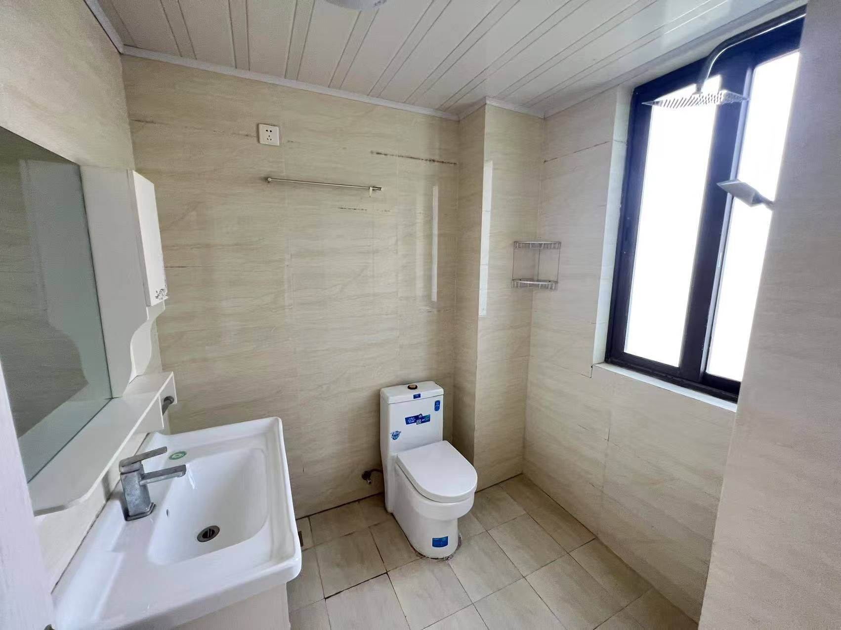 Nanjing-Qixia-2号线4号线金马路地铁站,个人房东民用水电,四年窗户采光好,燃气热水器