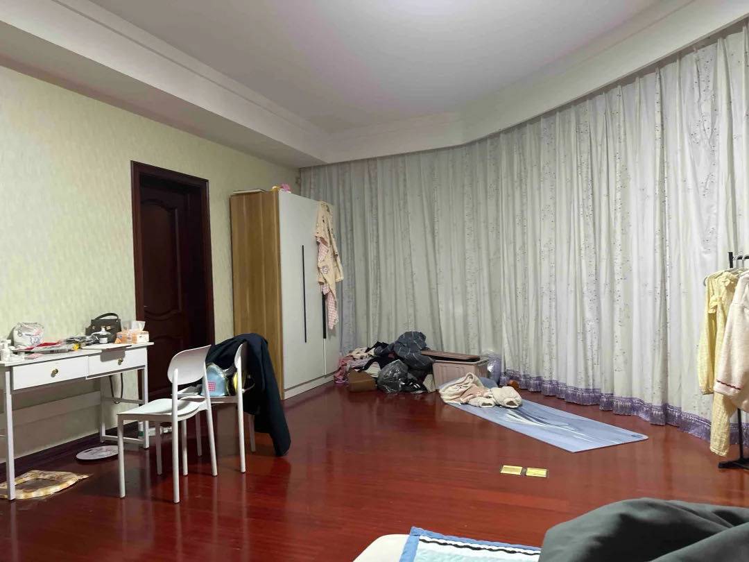 贫困女整租房源1