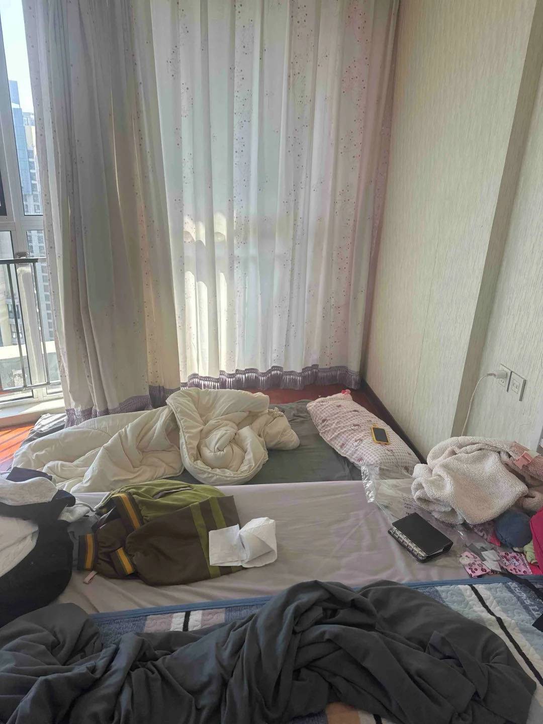 贫困女整租房源2