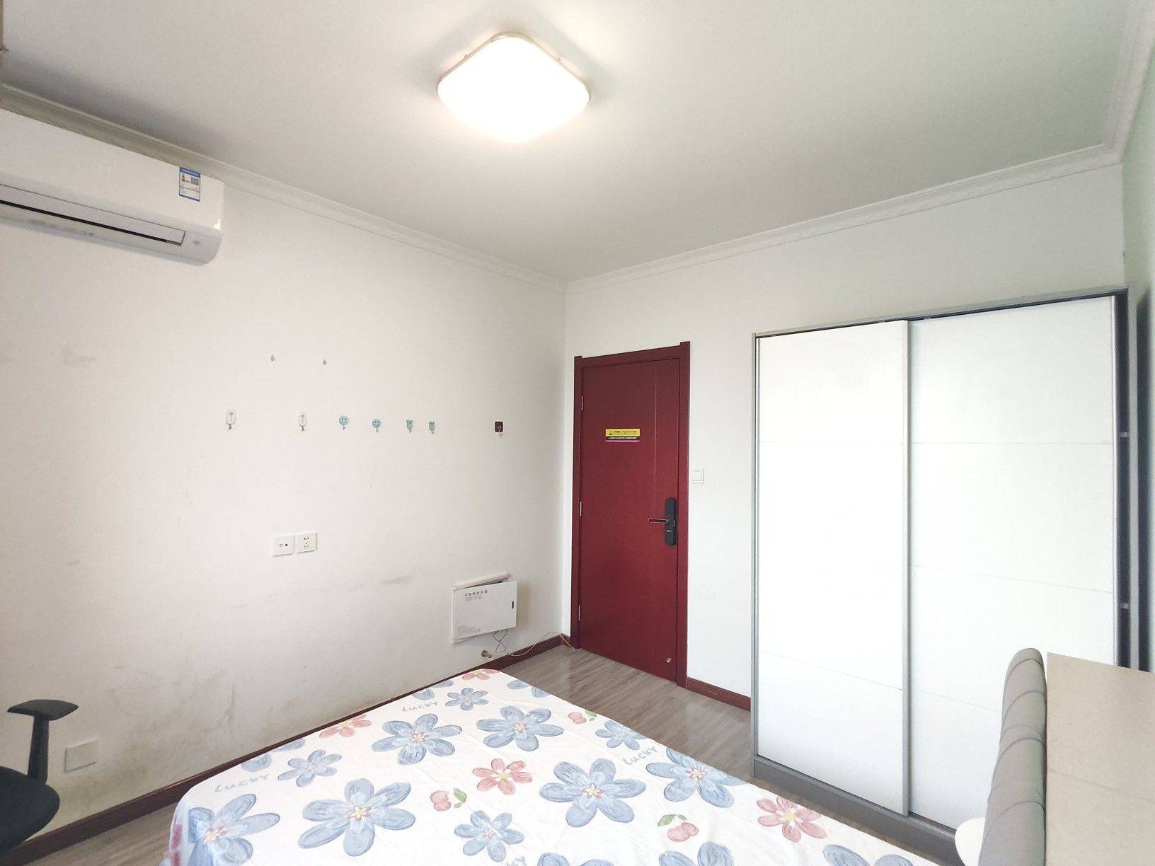 Xi'An-Yanta-丈八六路地铁口100米,实墙次卧,有公用厨房