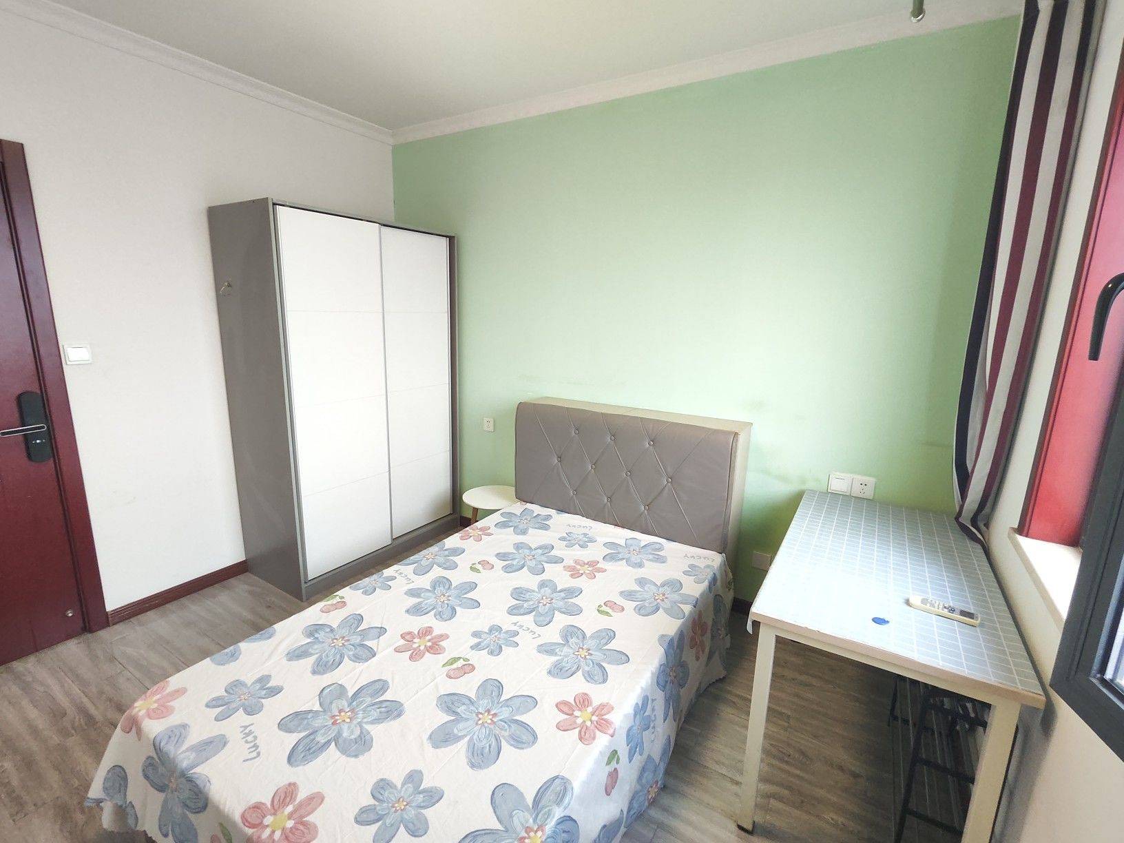 Xi'An-Yanta-丈八六路地铁口100米,实墙次卧,有公用厨房