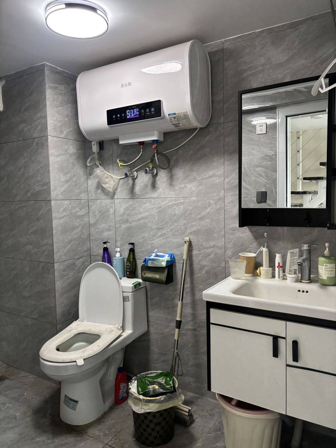 Wuhan-Hongshan-Cozy Home,Clean&Comfy,No Gender Limit,Hustle & Bustle,Chilled