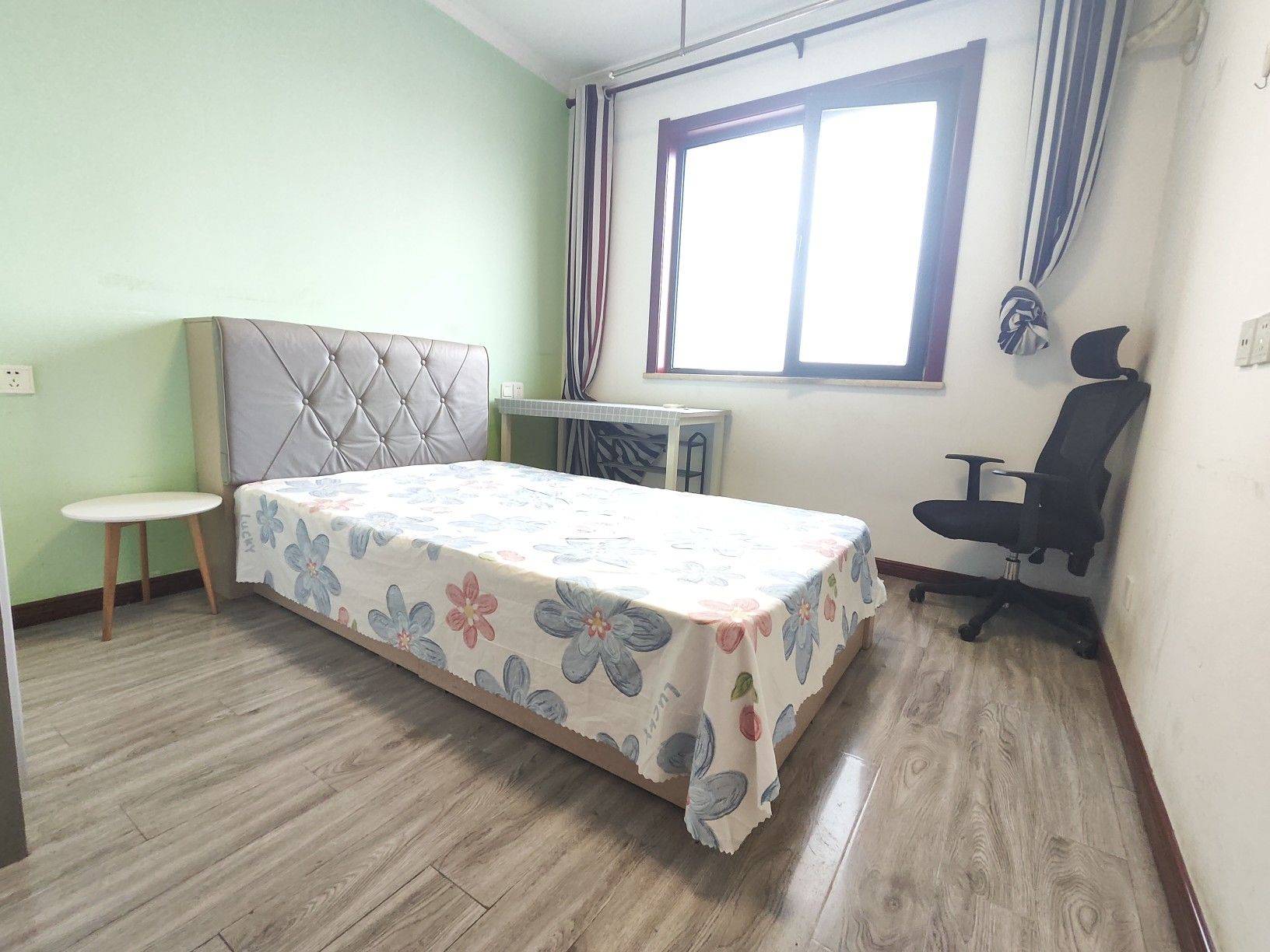 Xi'An-Yanta-丈八六路地铁口100米,实墙次卧,有公用厨房