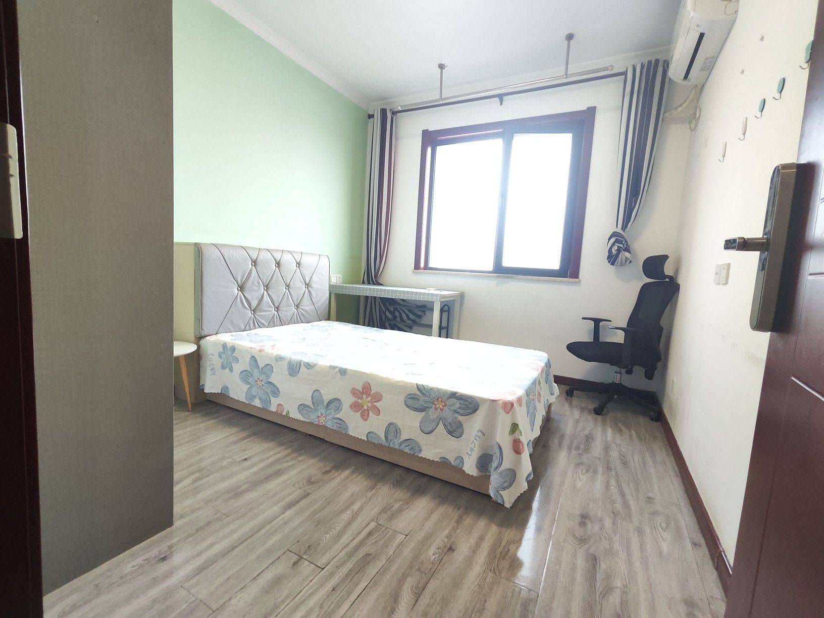 Xi'An-Yanta-丈八六路地铁口100米,实墙次卧,有公用厨房