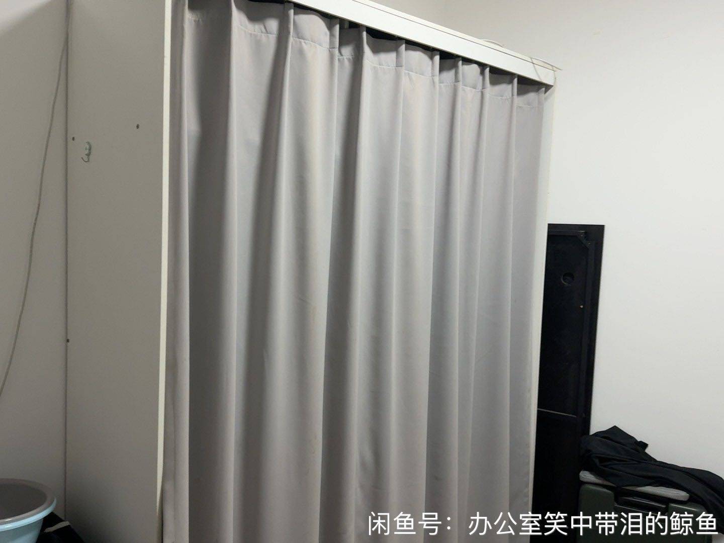 办公室中笑着带泪的整租房源2