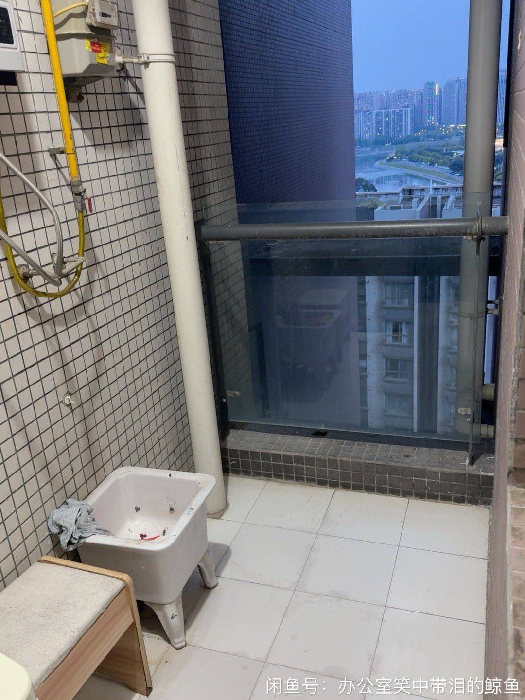 办公室中笑着带泪的整租房源3