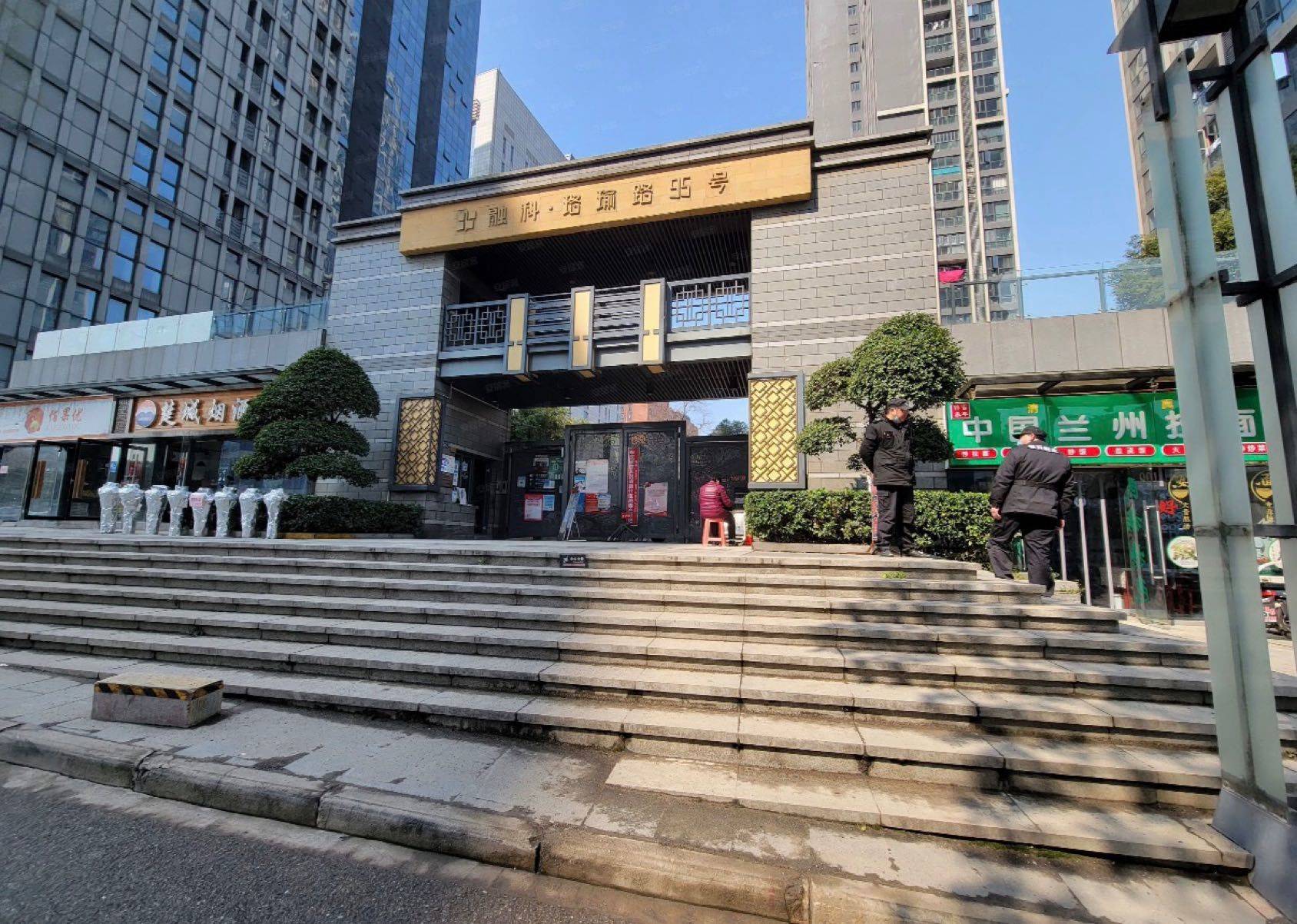 Hongshan 融科·珞瑜路95号院-T1栋