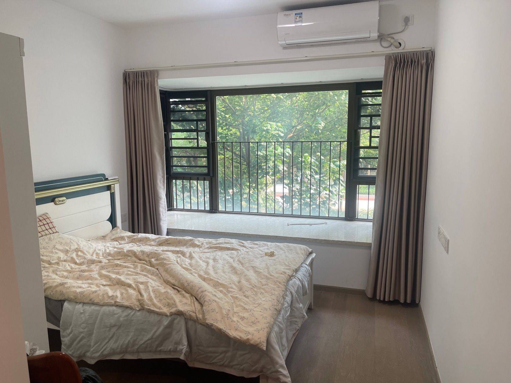 想把头发往后捋整租房源1