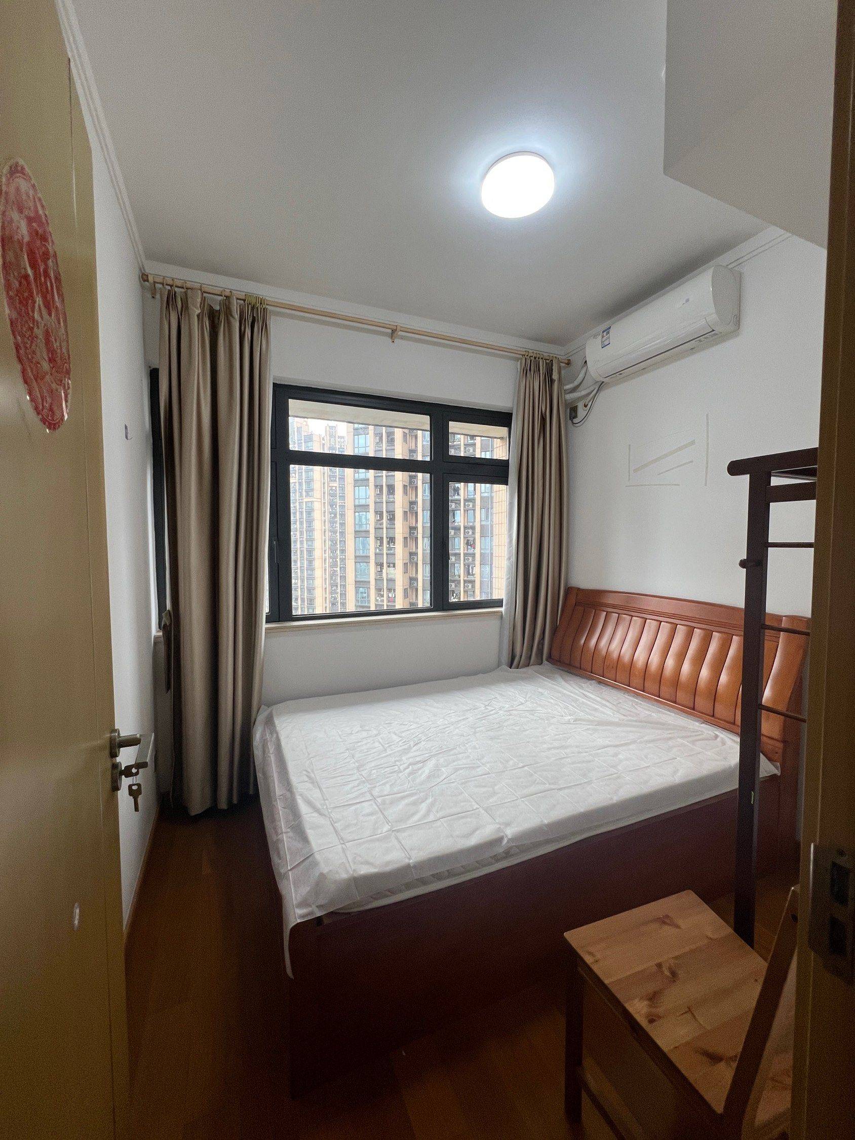 Longgang 爱联地铁站名居广场