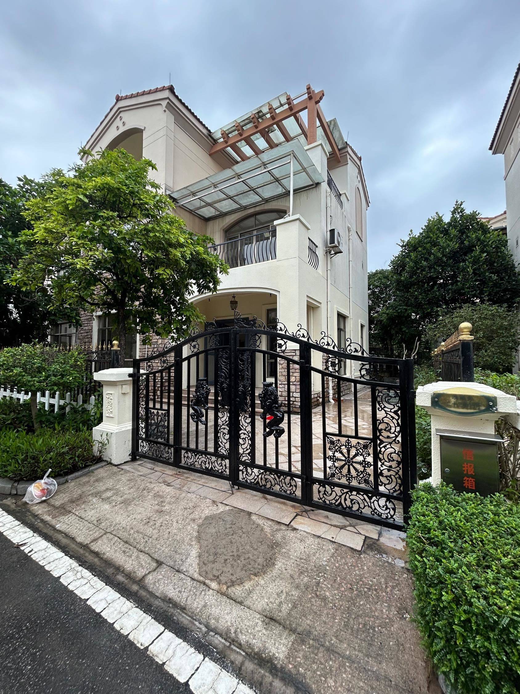 Huadu 广州花都皇冠假日酒店
