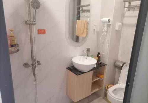 Longhua 窝趣公寓(龙华汽车站清湖北地铁站店)
