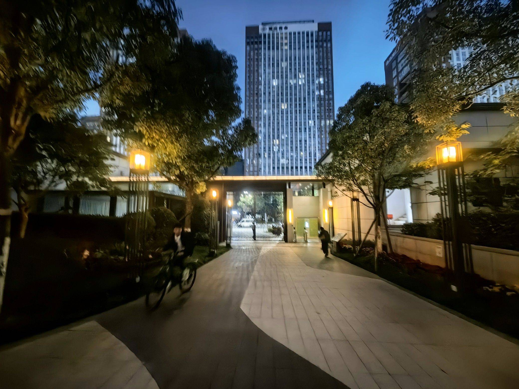 Xishan 百集龙广场·滇池一英里